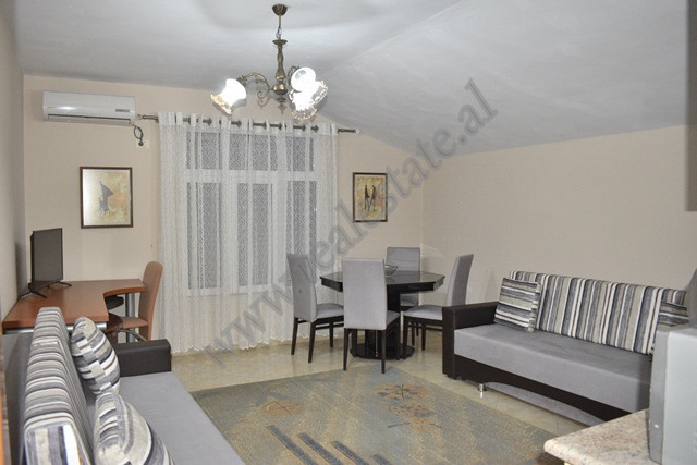 Apartament me qira ne rrugen Zihni Sako ne Tirane.
Pozicionohet ne katin e katert te nje vile kater